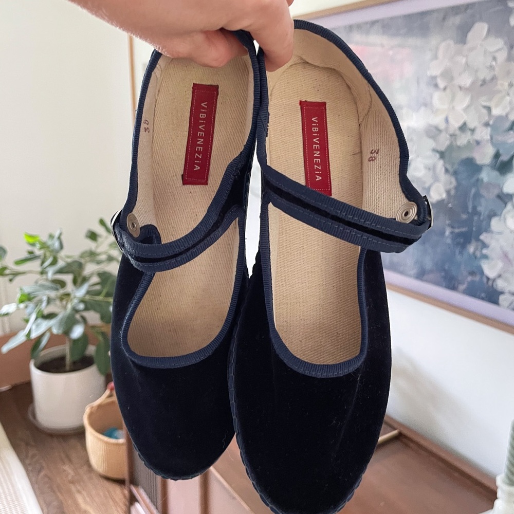 Venezia Women's Navy Mary Jane Shoes in velvet